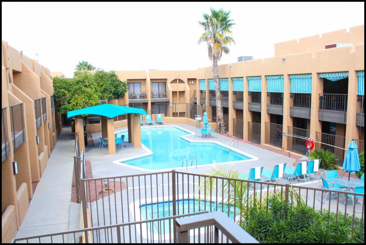 Отель Ramada By Wyndham Tucson Airport Drexel Heights Экстерьер фото
