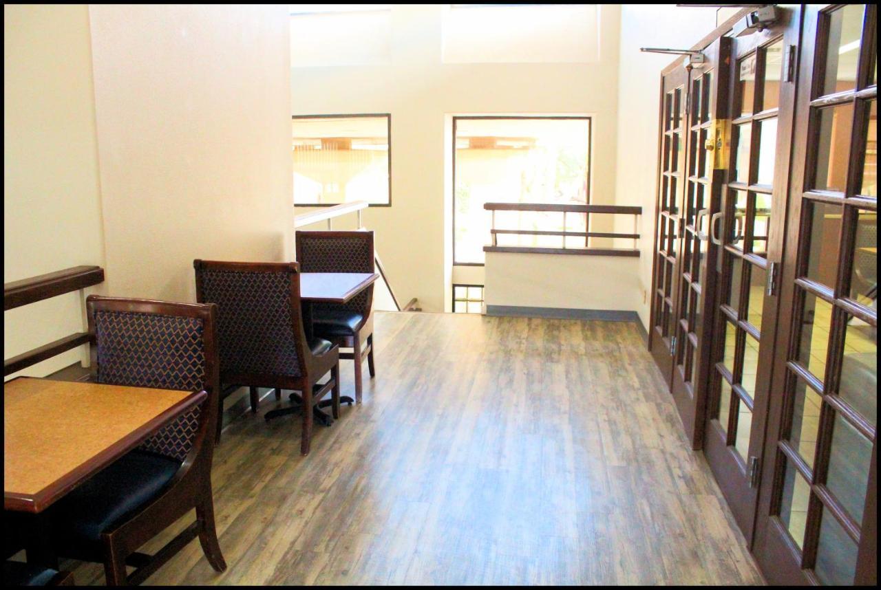 Отель Ramada By Wyndham Tucson Airport Drexel Heights Экстерьер фото