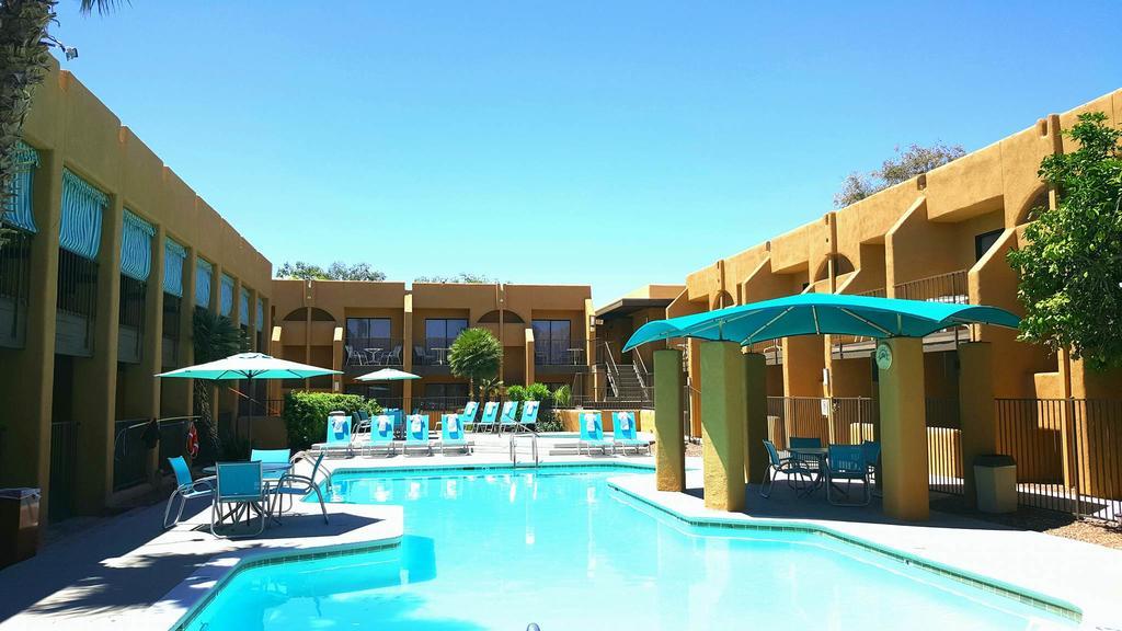 Отель Ramada By Wyndham Tucson Airport Drexel Heights Экстерьер фото