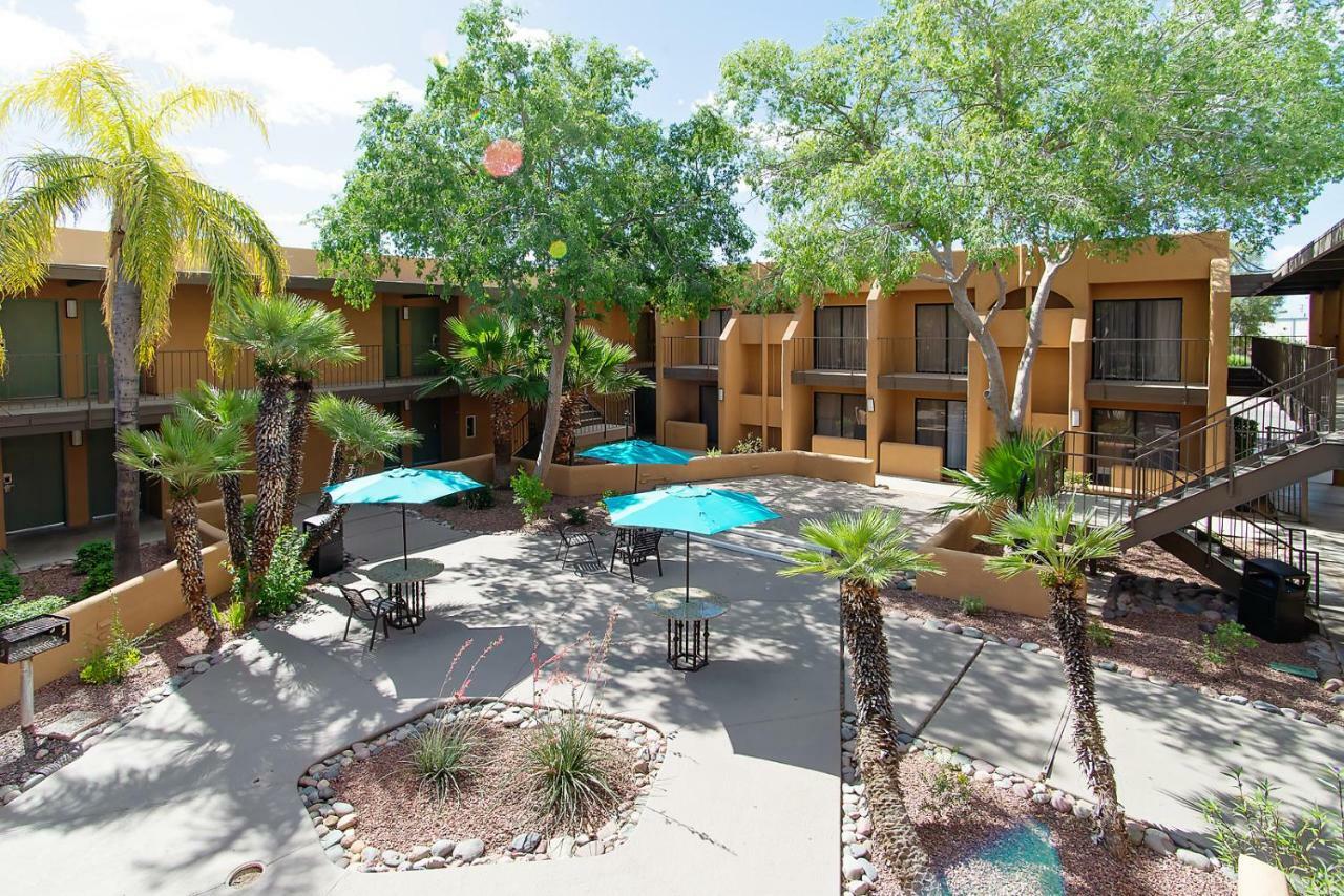 Отель Ramada By Wyndham Tucson Airport Drexel Heights Экстерьер фото